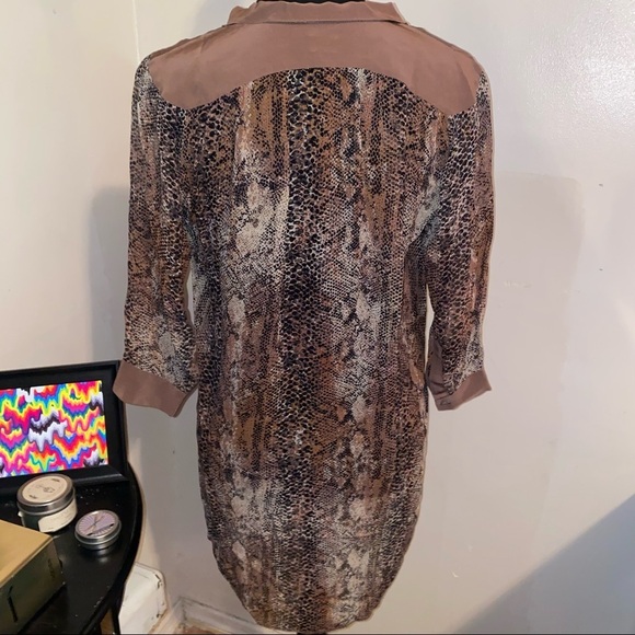100% Silk Wilfred mauve snake print button down blouse. - Picture 4 of 6